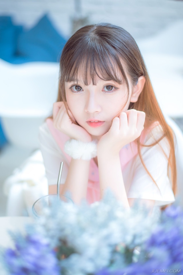 所以眼下，继续进攻对刘备来说，不但是后勤上的负担问题，更重要的是，根本攻不破，伊阙关犹如一道天堑一般横在洛阳与荆州之间，那种绝望的感受这半年来他不止一次感受到，哪怕是关羽、黄忠这等猛将数次亲自带队都被对方逼退的情况下，刘备已经不知道自己该以什么样的方式去支持曹操。